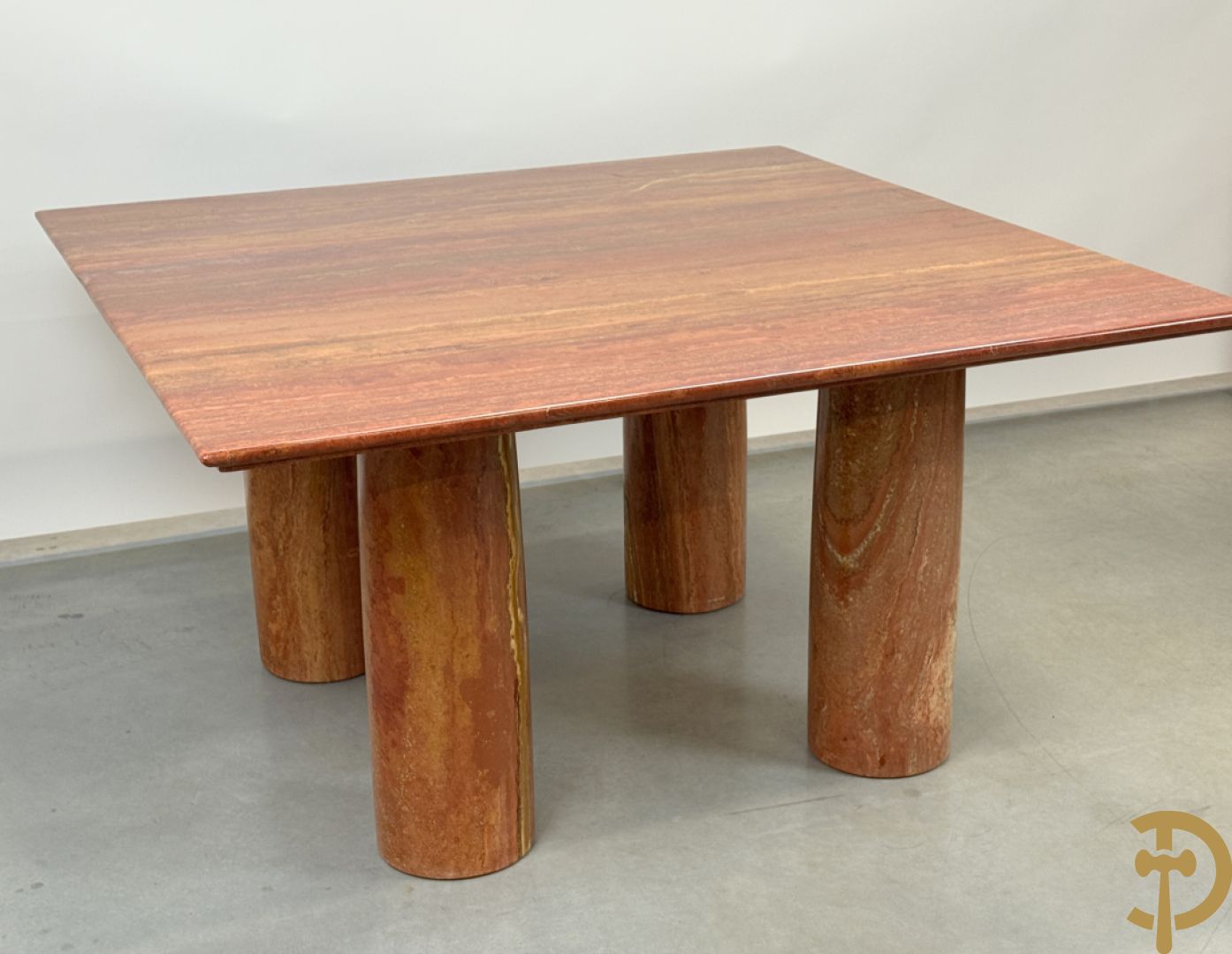 Geaderde marmeren Cassina tafel op 4 cilindervormige poten Mario Bellini