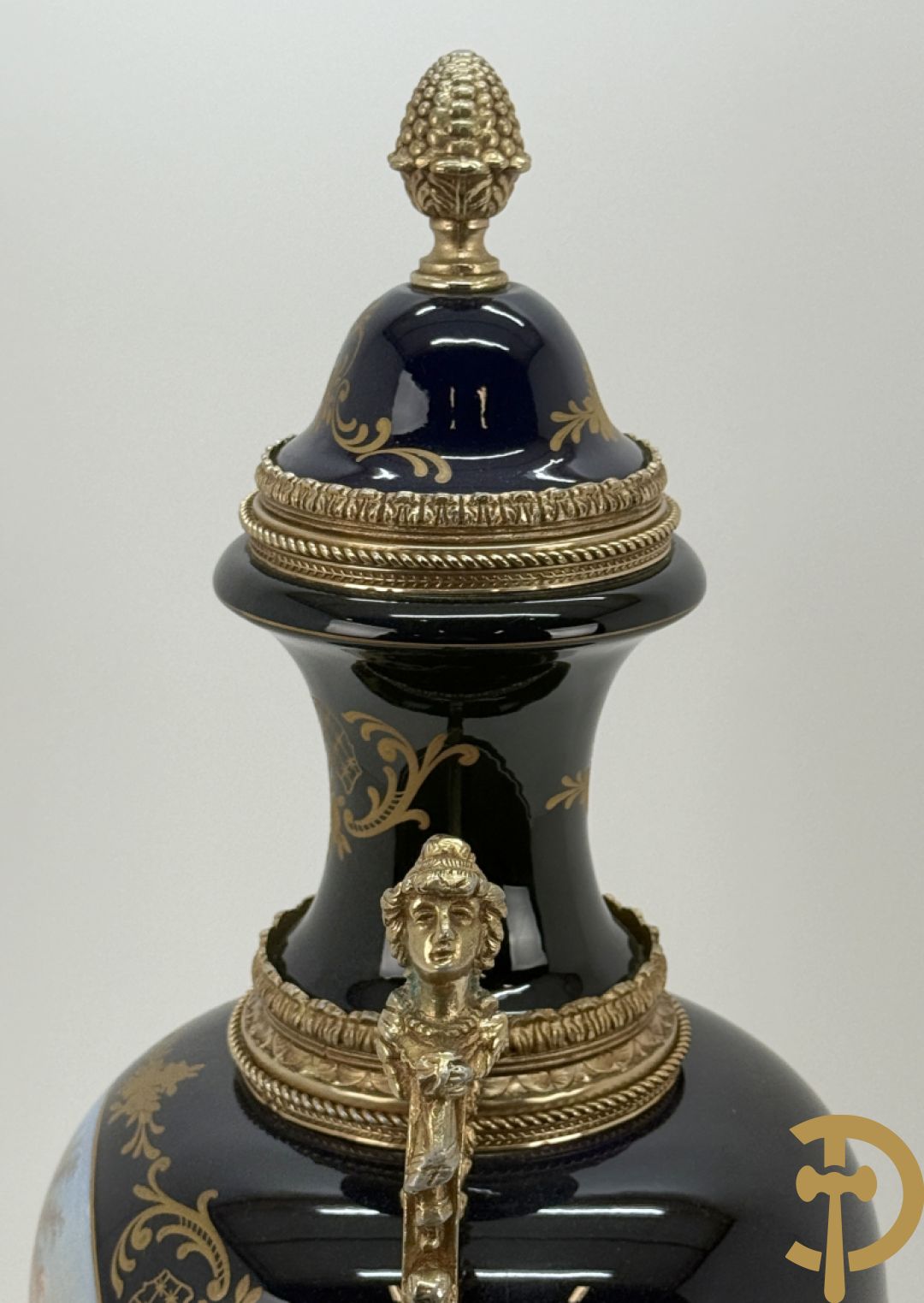 Onleesbaar getekend Sèvres stijl vaas met geanimeerd landschapsdecor en zijdelings met bronzen ornamenten bezet