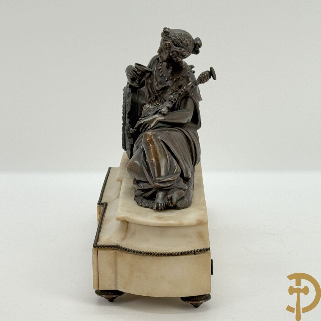 Kunstbronzen pendule liggende dame met beker op marmeren sokkel