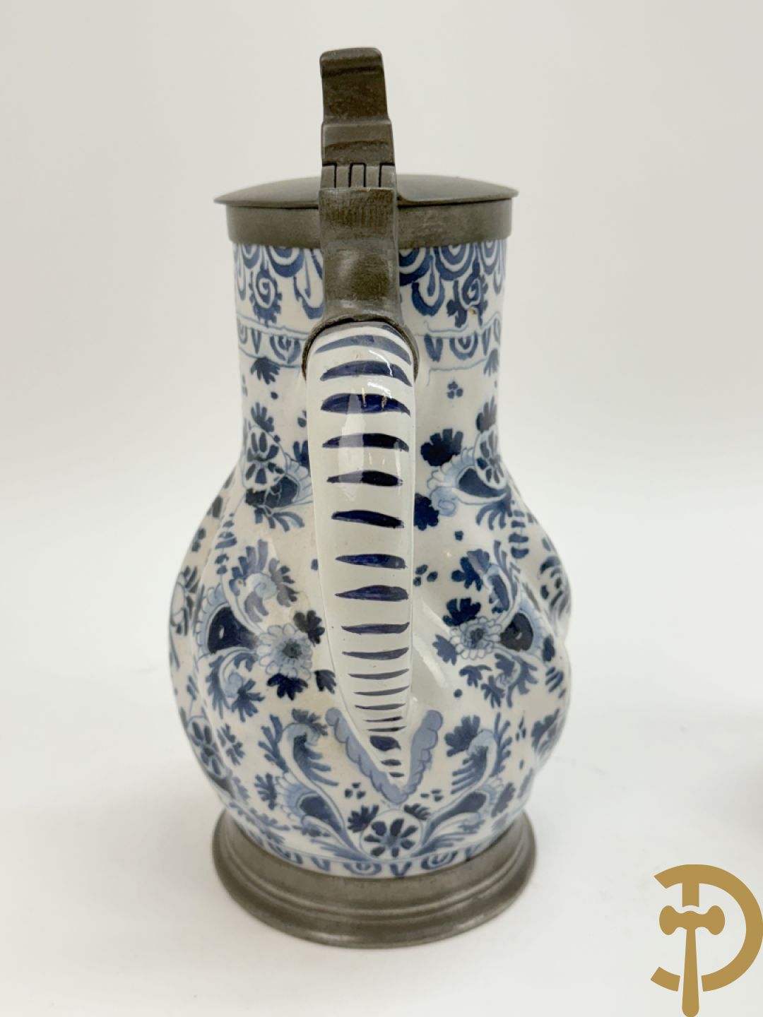 Delftse schenkkan met beschilderd bloemendecor en tinnen deksel + schenkkan in Delftse stijl, gemerkt onderaan BFK 66