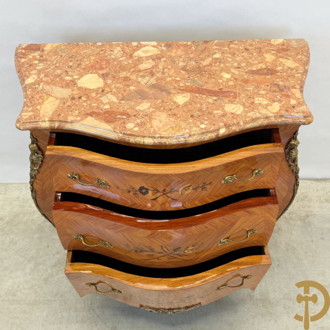 Notelaren gegalbeerde drieladencommode met bloemenmarketterie en marmeren blad