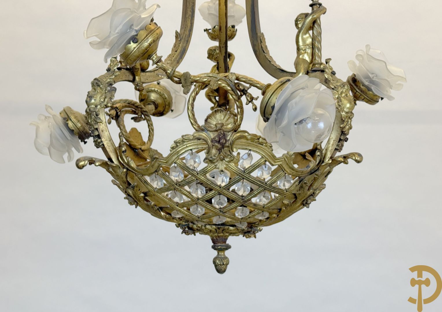 Bronzen Franse luchter met geajoureerde mand, bezet met medusakoppen en 3 cupido