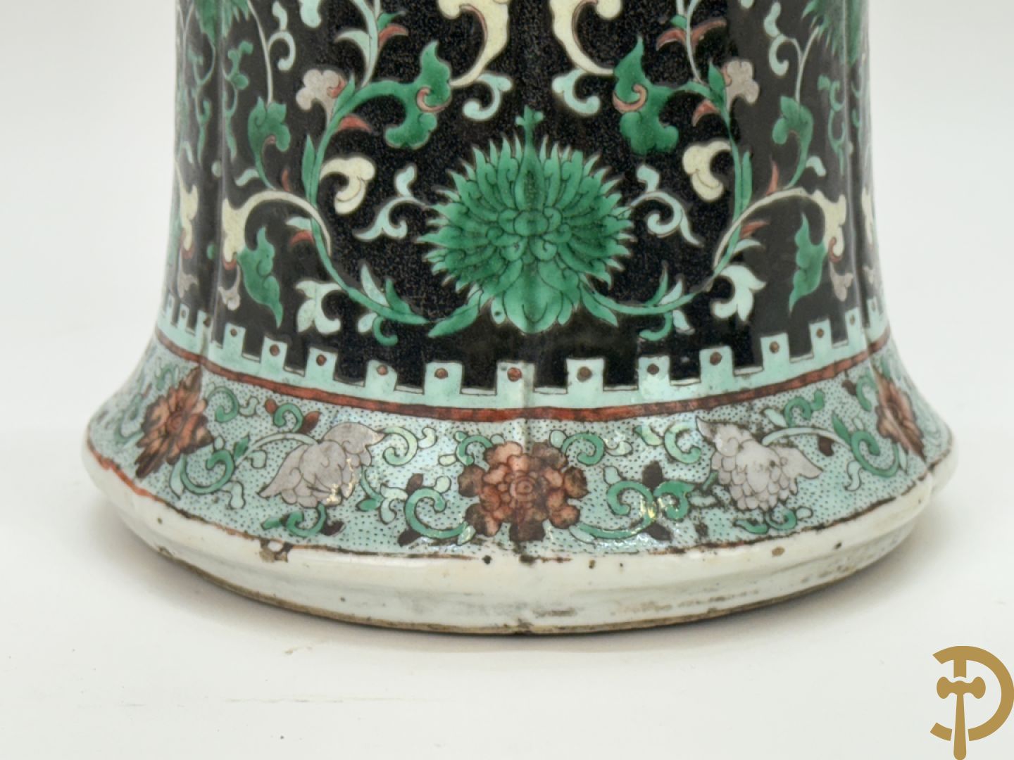 Antieke Chinese Gu vaas met geschenkendecor op zwarte fond