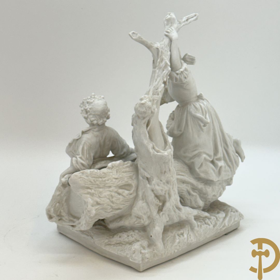 Ongetekend, witte biscuit van jongen en meisje bij boomstronk