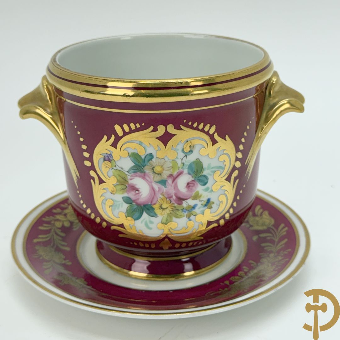 Handbeschilderde porseleinen siervaas met bloemenbeschildering en sfinxen + paar porseleinen cachepots met bloemendecor + 3 porseleinen  kopjes en schoteltjes