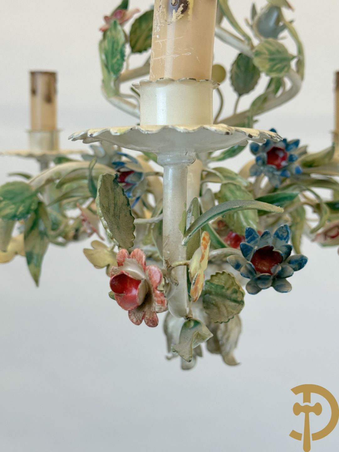 Italiaanse beschilderde vijfarmige luchter met smeedijzeren bloemen