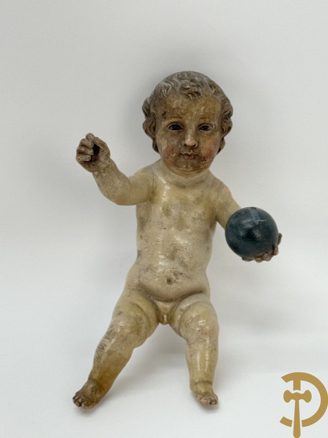 Gepolychromeerde houtsculptuur van kind Jezus met bol, 19e