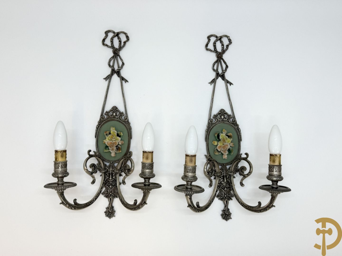 Paar verchroomde bronzen twee-armige applieken met porseleinen bloemen bezet