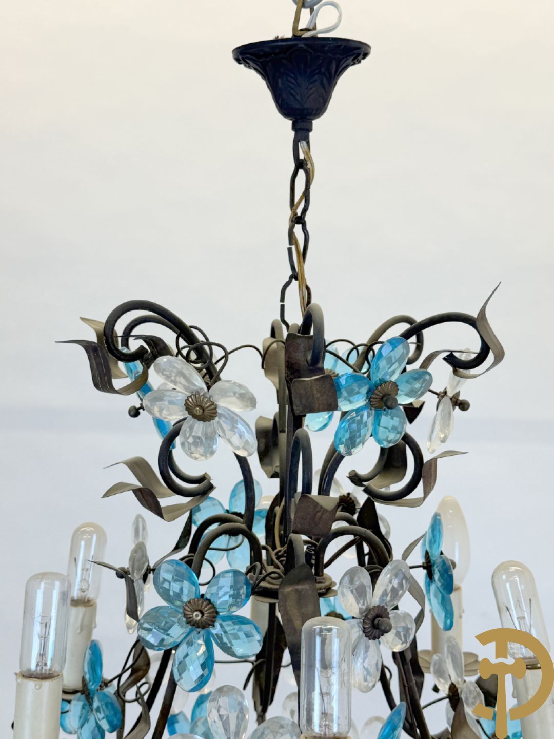 Italiaanse gesmede zesarmige luchter met blauwe glazen bloemmetjes bezet
