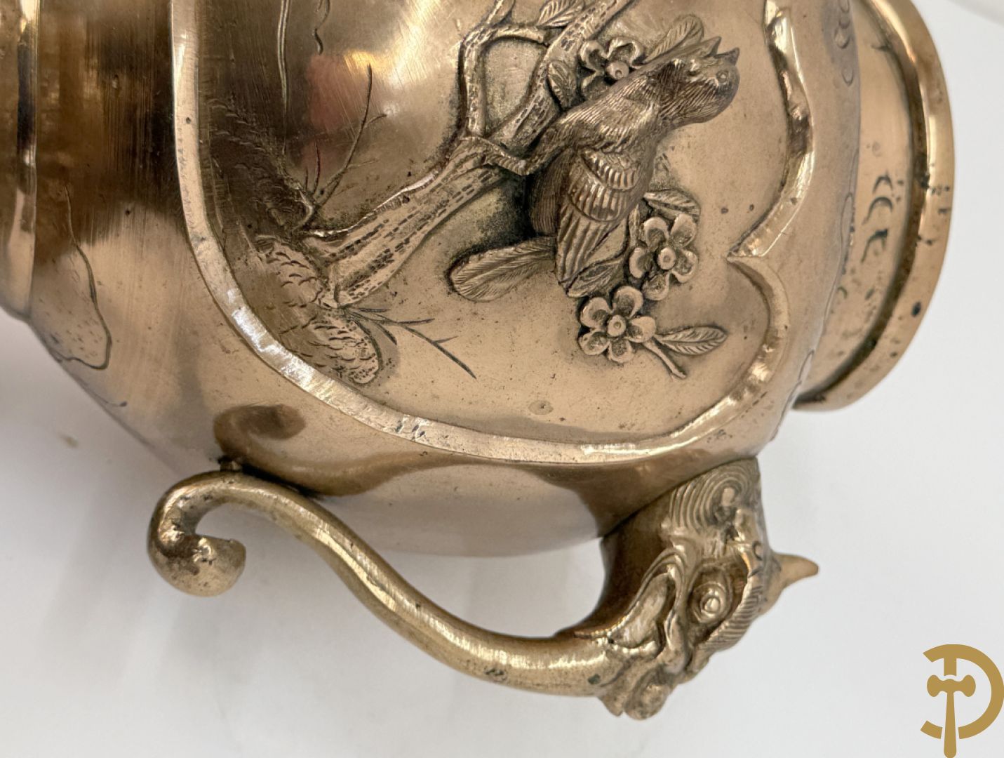 Vergulde bronzen Japanse brule parfum met vogelmotieven en bovenaan met slang bezet