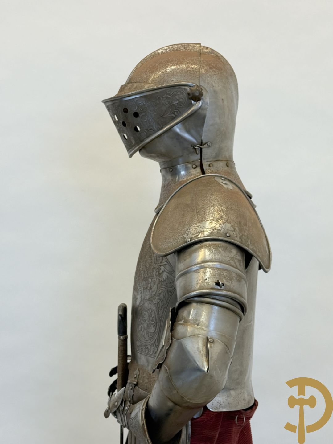 Paar ijzeren decoratieve harnassen ridderuitrusting met geciseleerde motieven op de elementen, met zwaard en ridderhelm - op statief - vermoedelijk Spaans 1930-1940