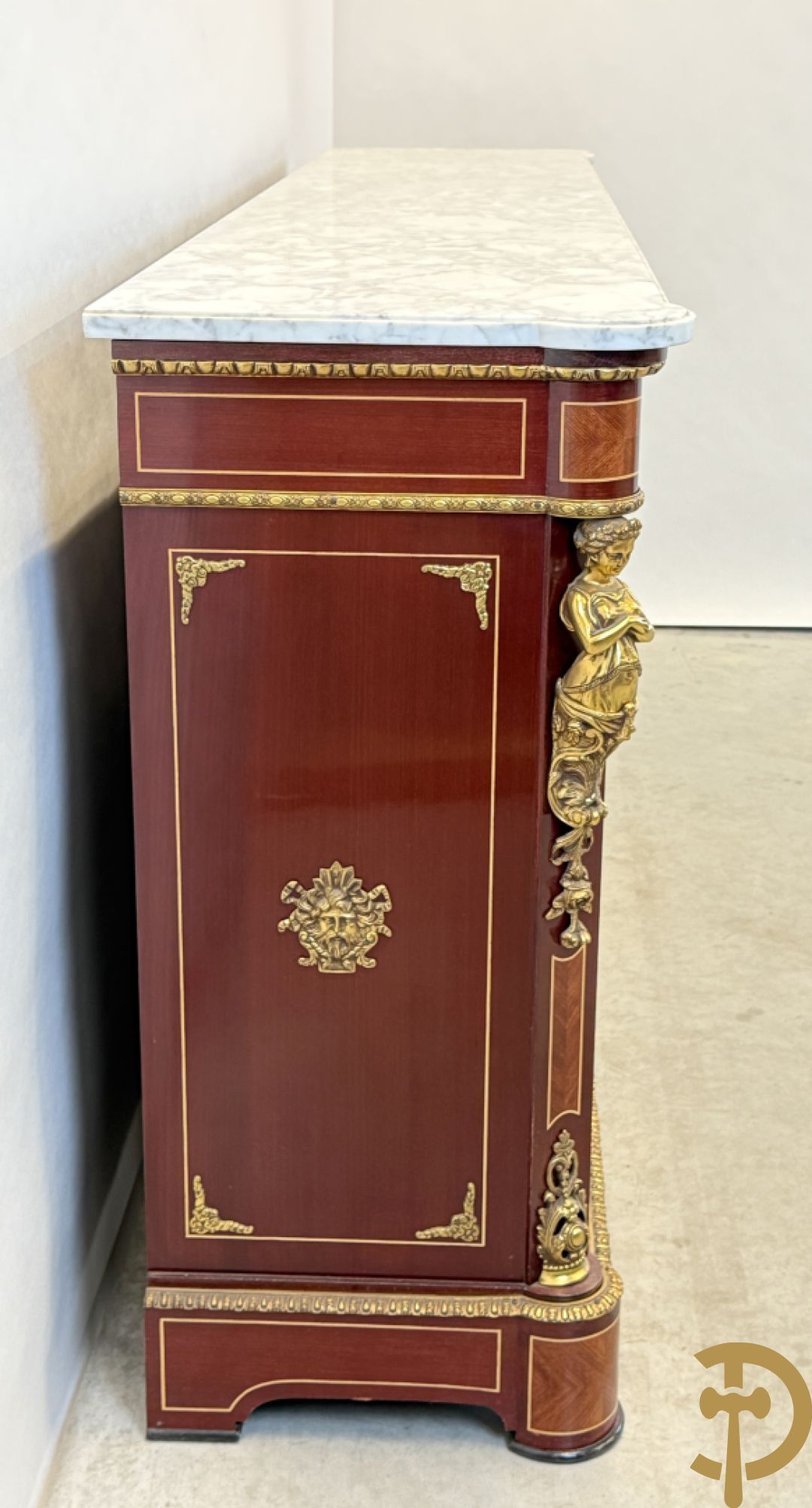 Notelaren vierdeursdressoir met 3 laden, gemarketteerde bloementaferelen en ovale bronzen plakkettes - zijdelings met damesfiguren - bovenaan met wit marmeren blad