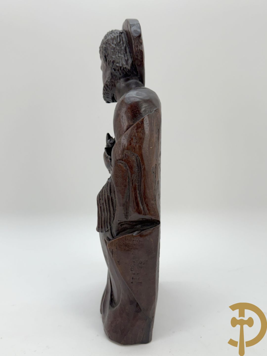 Basrelief met sculptuur van een embleem bezet met hond en harnas + houtsculptuur van heilige Jozef met kind + Madonna