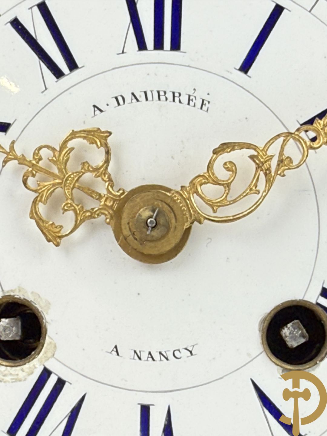 Driedelige bronzen garnituur bestaande uit middenstuk met bronzen vuurvergulde klok, Daubrée gemerkt à Nancy, bovenaan bekroond met Cleopatra met drinkbeker - getekend van Cumberworth sculpteur - geflankeerd door paar cupido