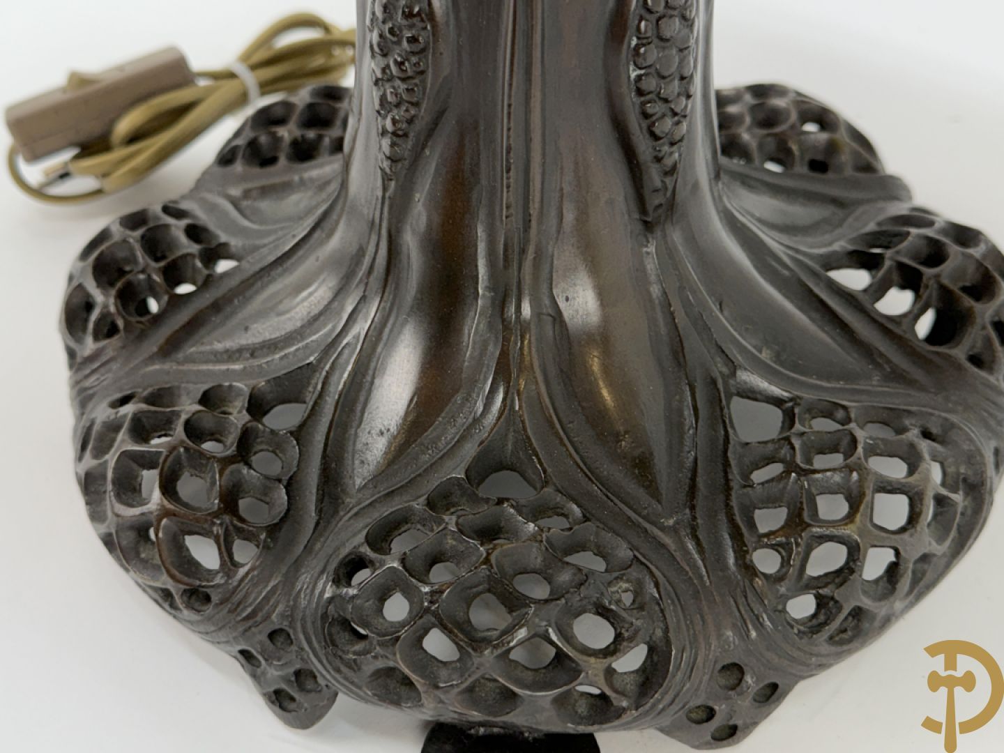 Bronzen tafellampadaire met kap met bloemen, Tiffany stijl