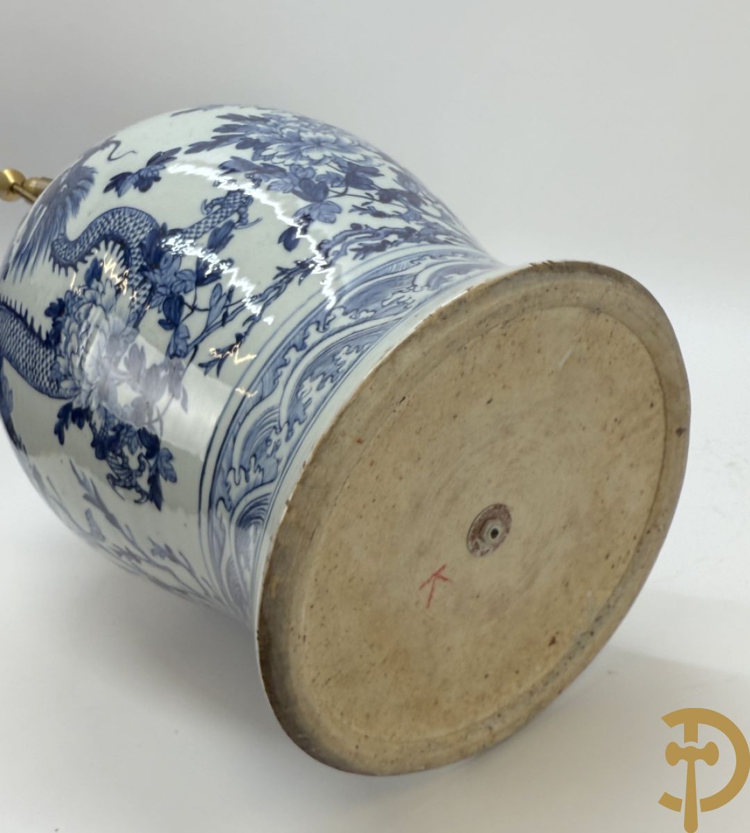 Paar Chinese blauw/witte porseleinen dekselvazen gedecoreerd met draken en bloemenmotieven, als lampadaire omgebouwd