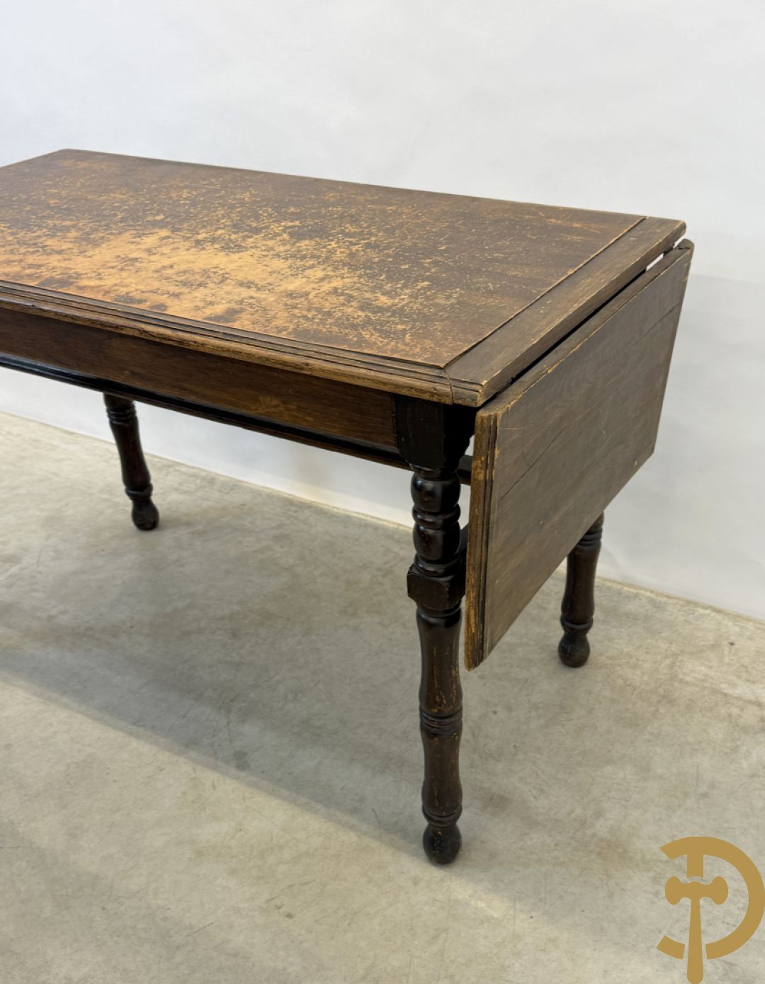 Drie antieke cafétafeltjes waarvan 2 met zijdelingse openklapbare flap