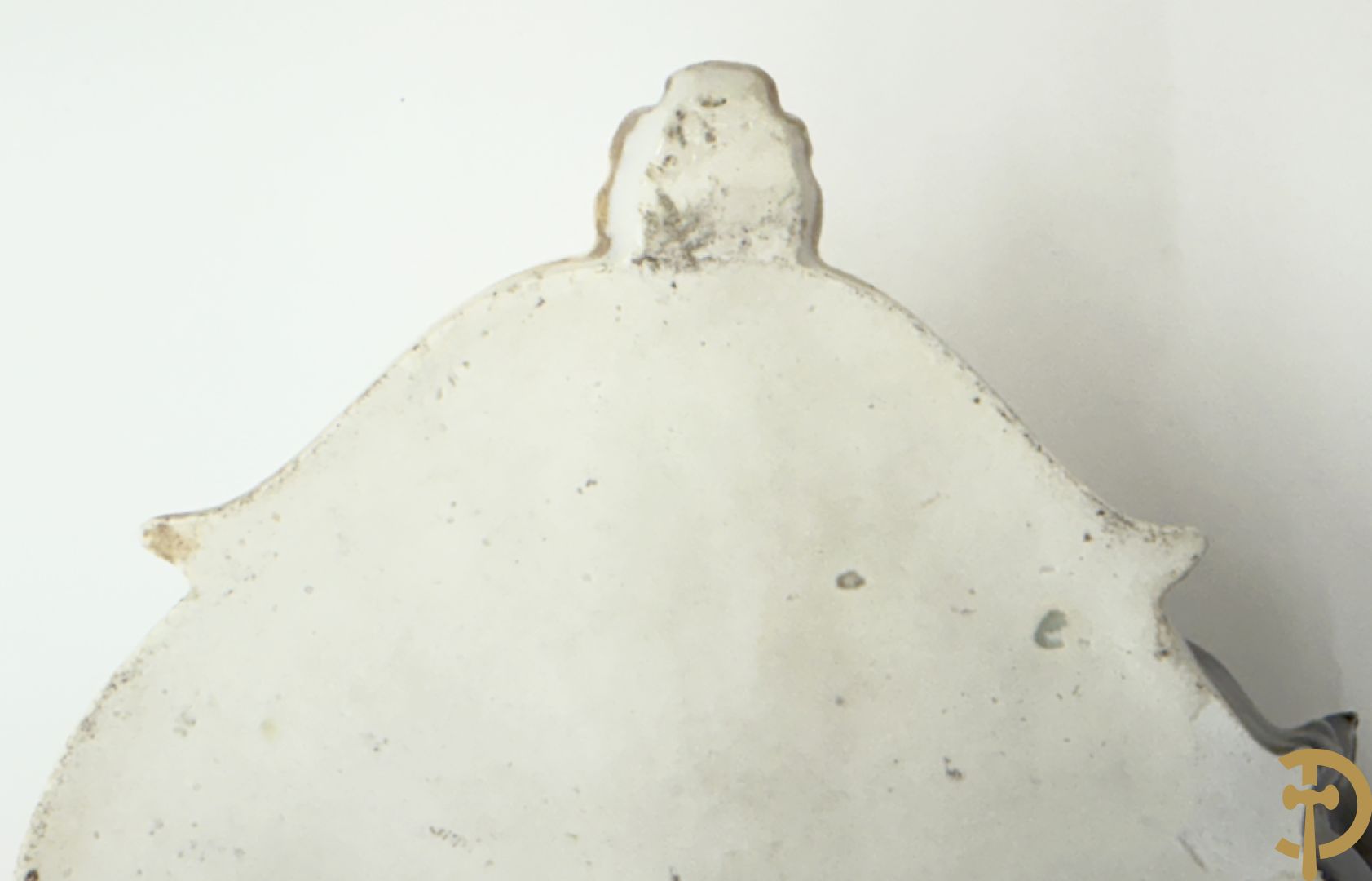 Meerkleurig Vieux Paris wijwatervat met Sint Michael doodt de draak