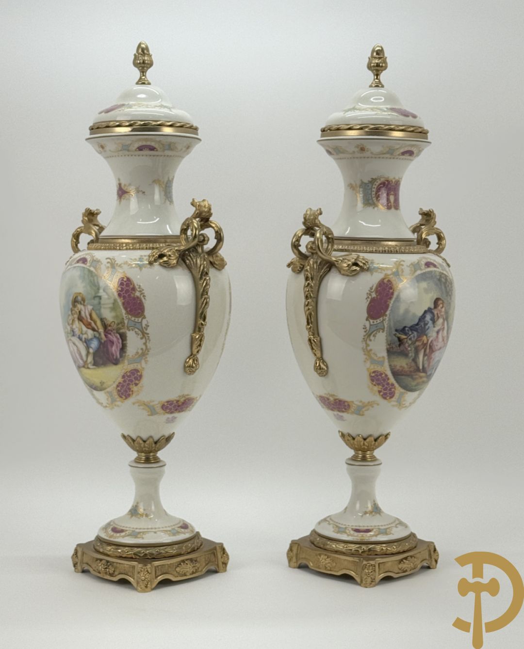 Paar porseleinen Sèvres stijl dekselpotiches met dubbel bedrukt romantisch decor en bezet met bronzen ornamenten