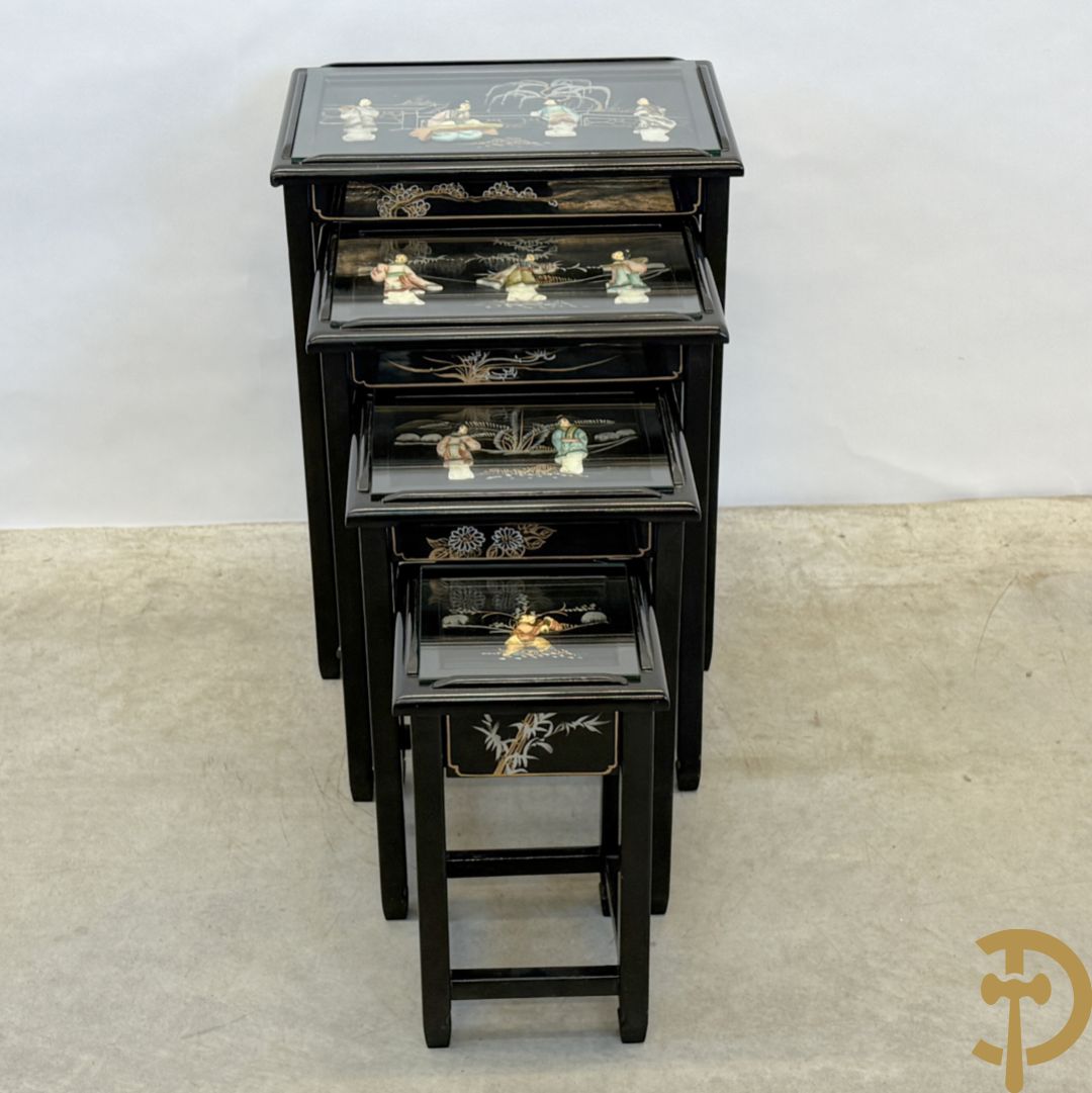 Set Chinese nesttables met geanimeerde scènes van geisha