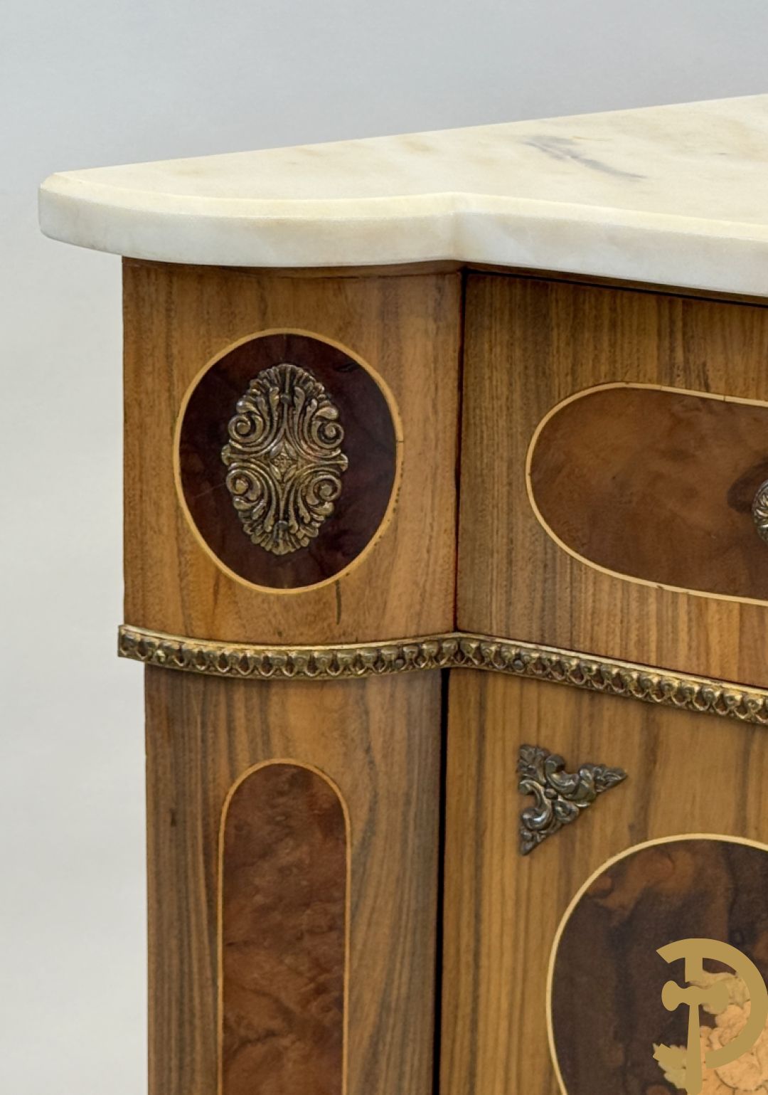 Notelaren hoekkast met lade, bloemenmarketterie en bronsbeslag - bovenaan met wit marmeren blad