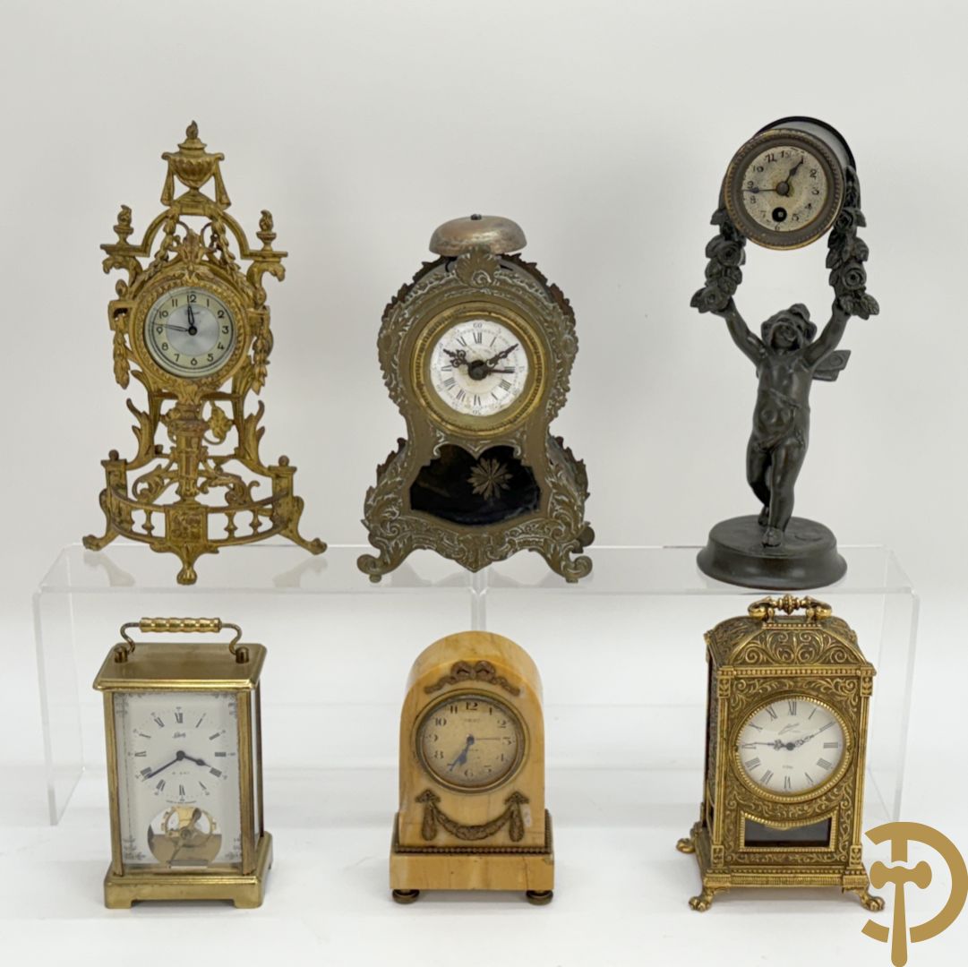 Zes miniatuurklokjes w.o. cupido houdende een pendule, marmeren kapelklokje, 2 reiswekkers, Napoleon III pendule in koper en zamak klokje