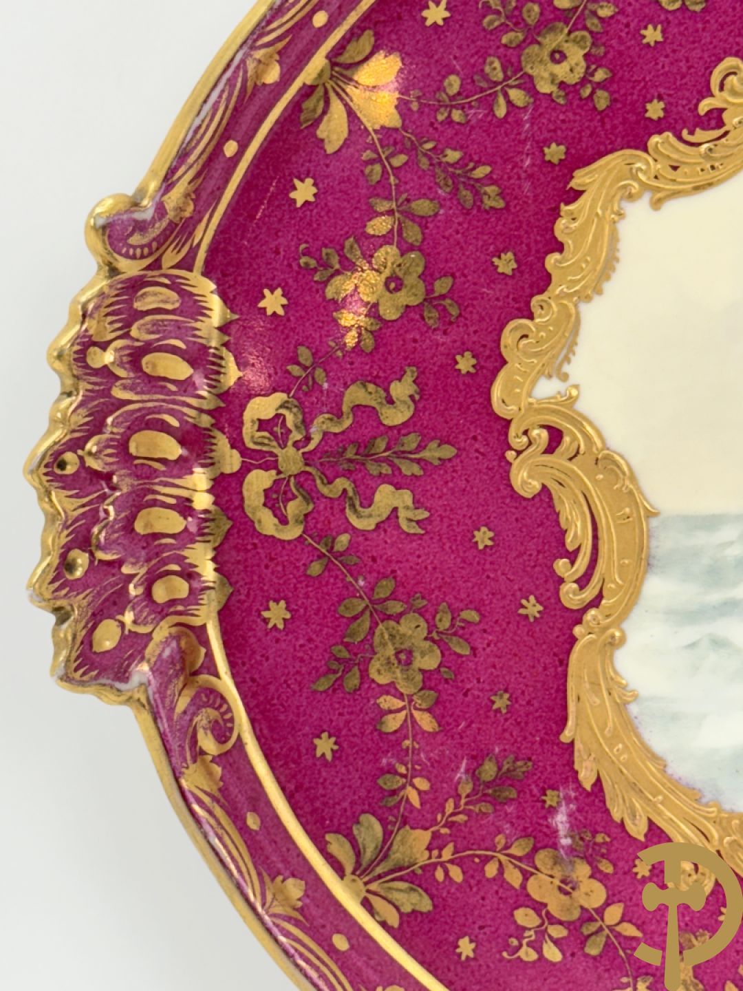 Porseleinen sierbord met decor van cupido