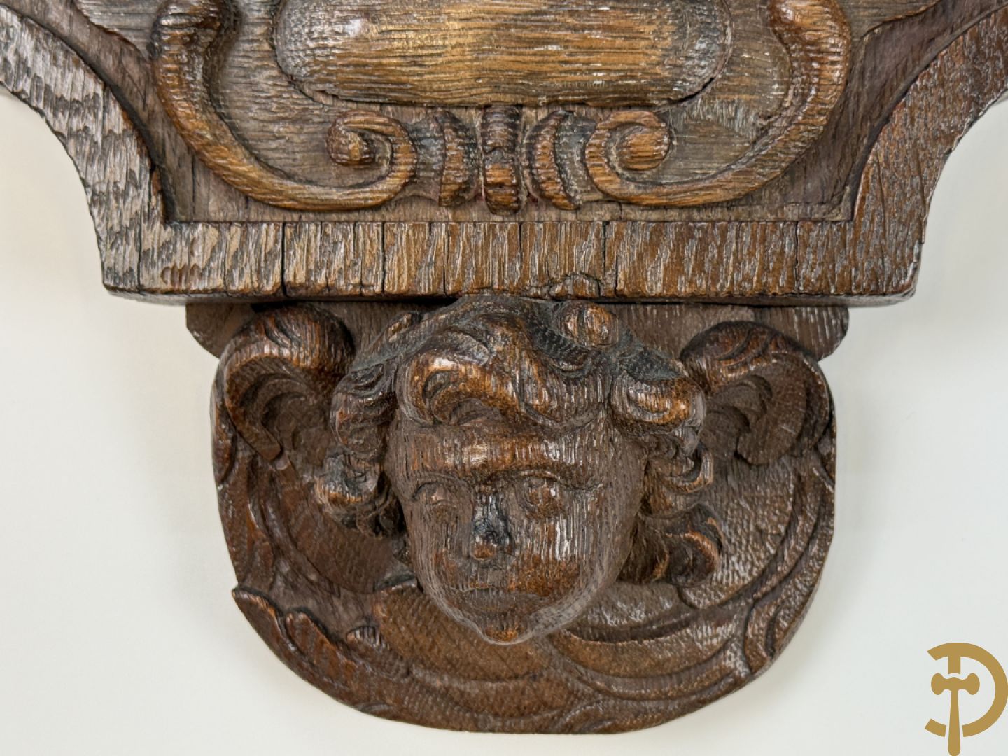 Kleine Madonna met kind in houtgesculpteerde nis, onderaan met cupidohoofd en bovenaan met fronton