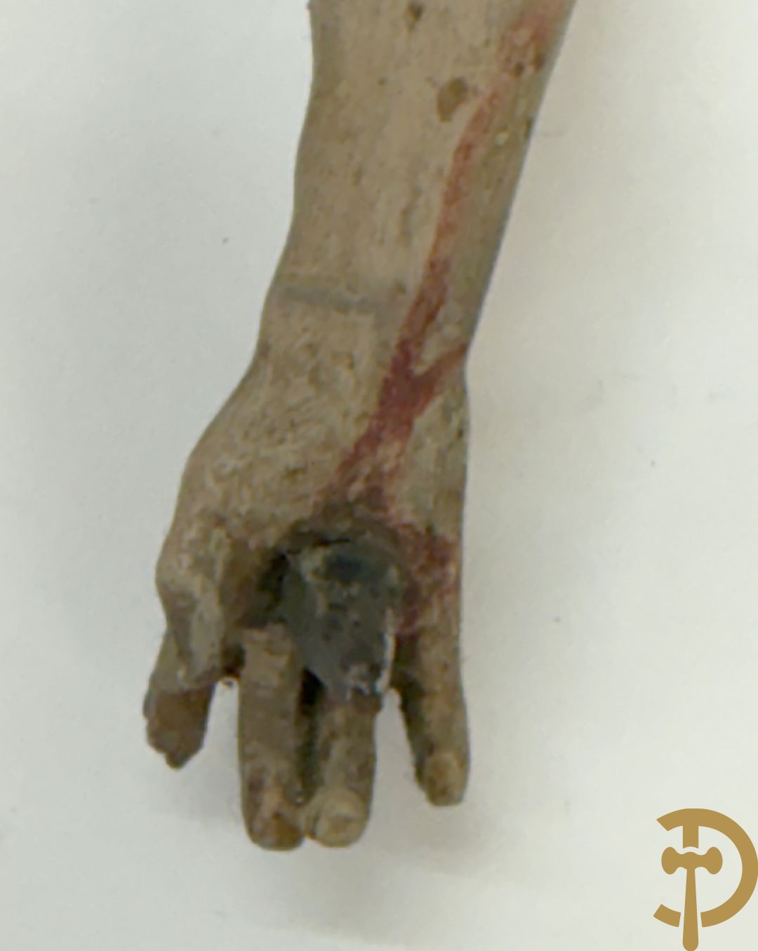 Twee houtgesculpteerde en gepolychromeerde corpussen, 18e