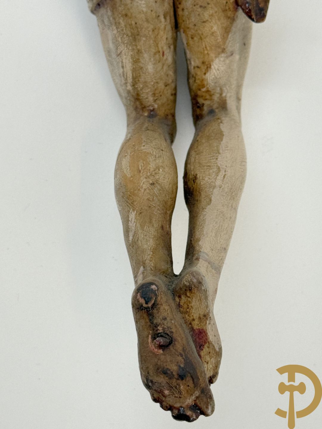 Twee houtgesculpteerde en gepolychromeerde corpussen, 18e