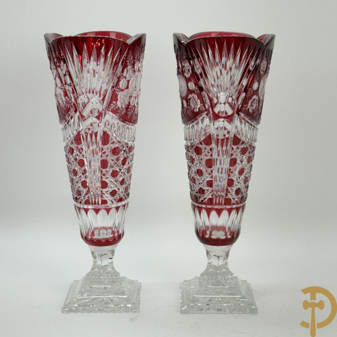 Paar rood kristallen geslepen Boheemse vazen met bloemendecor
