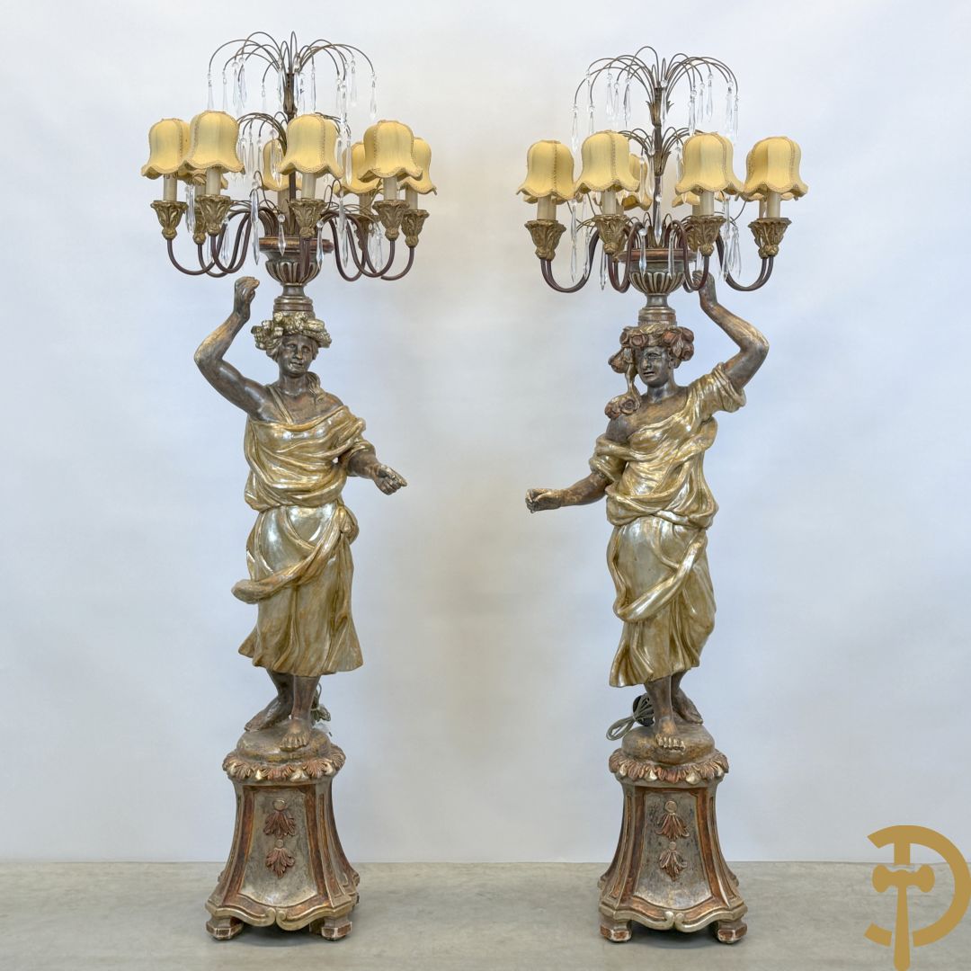 Paar gepolychromeerde dames op sokkel, bekroond met achtarmige kandelaar met lichtpunten en bellen, Italiaans, jaren 