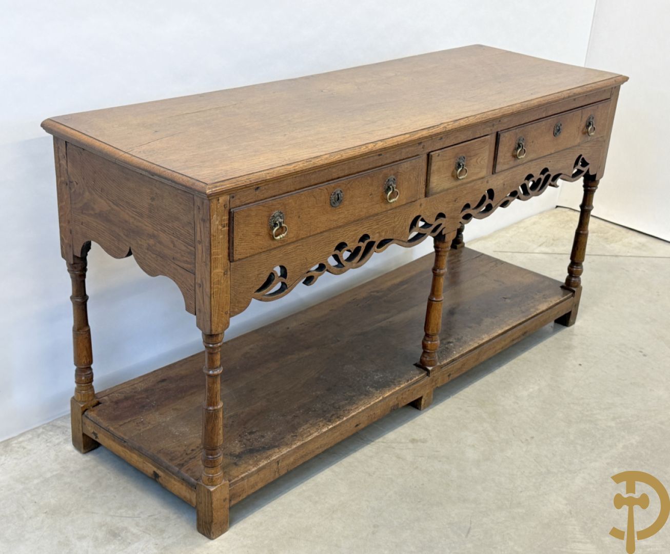 Engelse eiken sideboard met 3 lades op ballustervormige poten