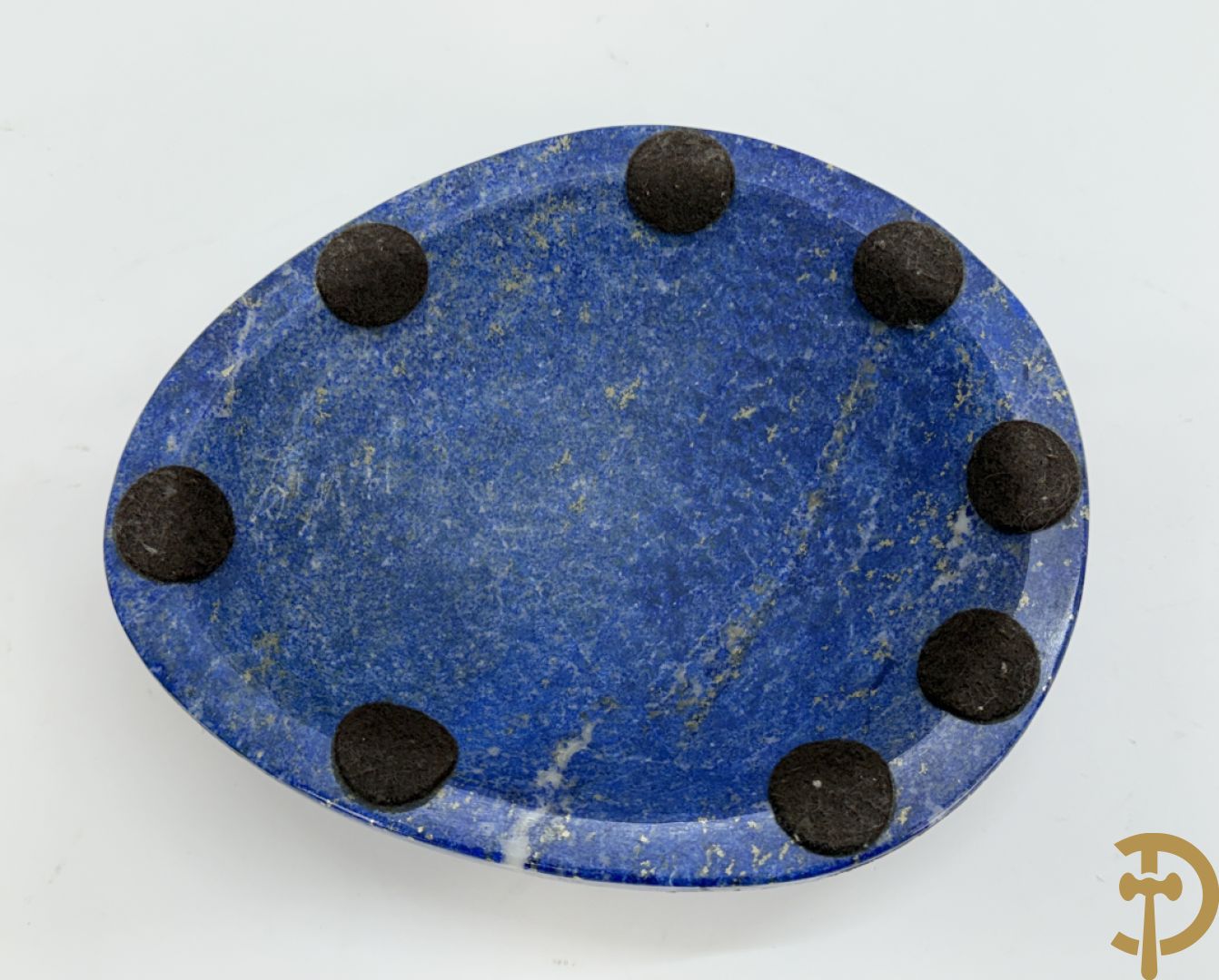 Wolf Helmut (getekend onderaan) twee ledige gepolierde schaal/bowl op voet van halfedelgesteente lapis lazuli met golvende rand onder getekend WOLF H. (Steinbildhauer, Edelsteingestalter, aus Kirschweiler, Idar-Oberstein) - (nieuwprijs 20.000 €)