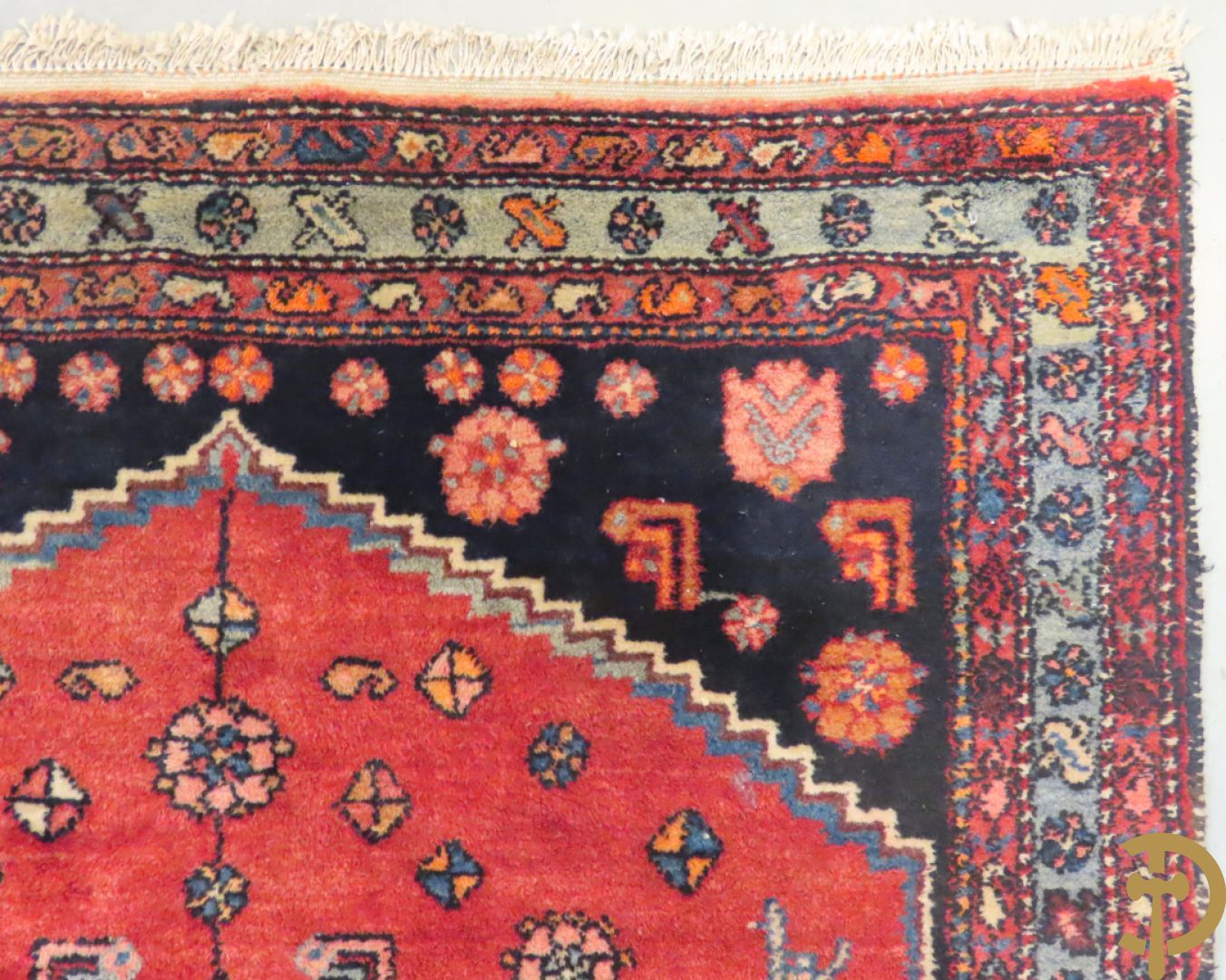 Oosterse handgeknoopt tapijt met geometrische motieven op blauwe fond Malayer + Oosters handgeknoopt tapijt met bloemenpatronen rode fond Kashkay