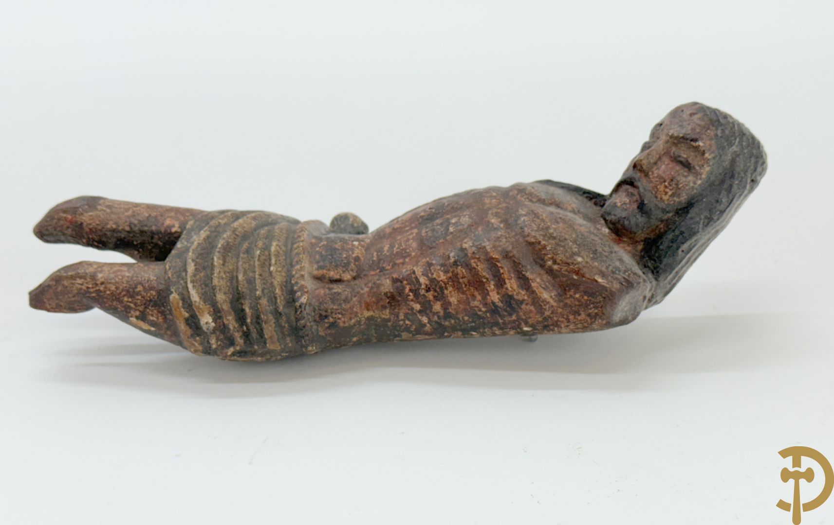 Twee Volkse houtgesculpteerde en gepolychromeerde corpussen, 18e