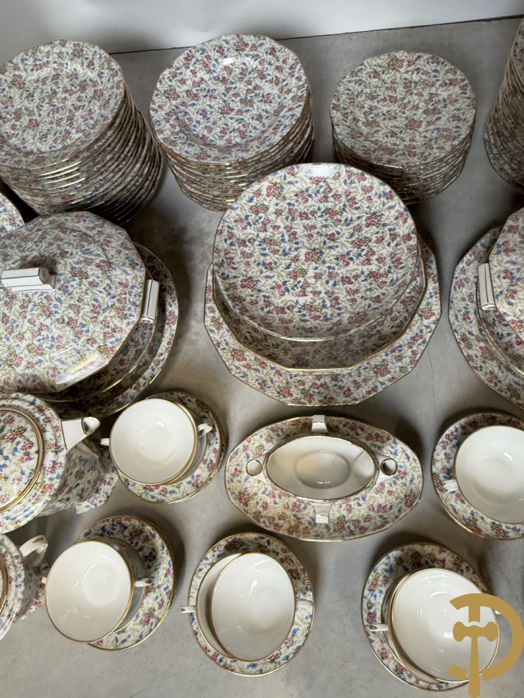 Uitgebreid zeer decoratief porseleinen eet- en koffieservies met bloemendecor, Limoges France