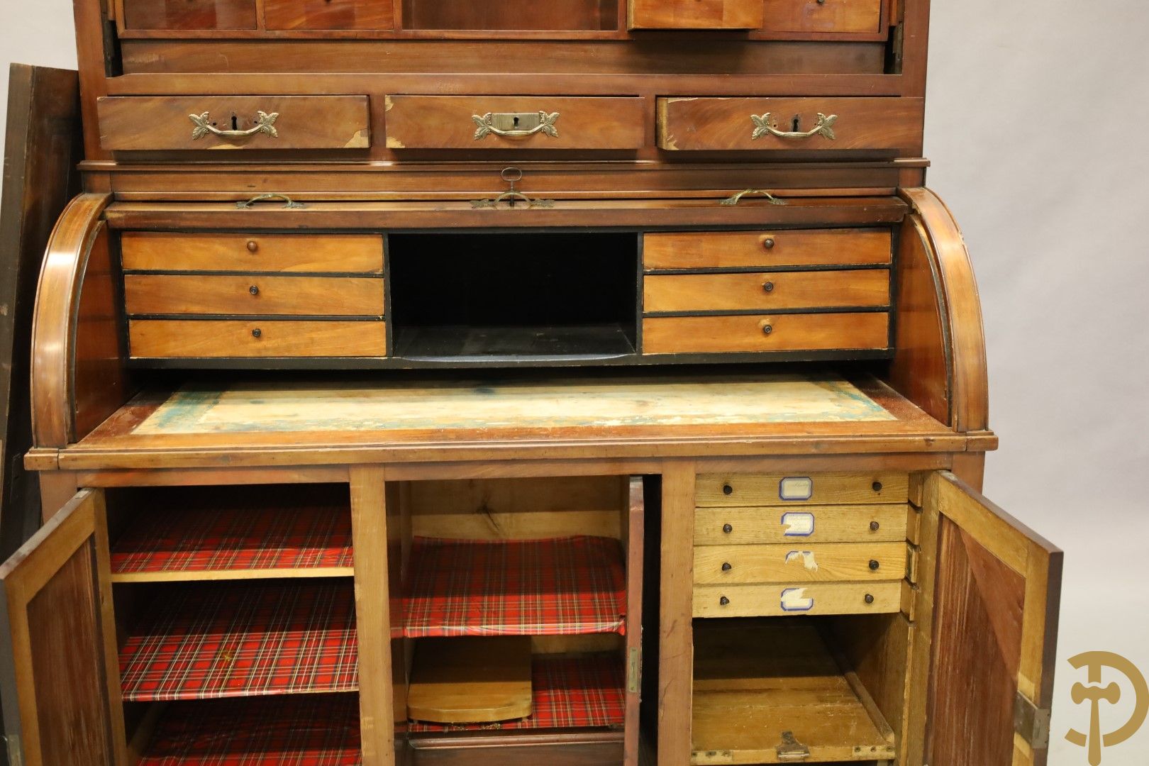 Imposant notelaren cilinderbureau met bovenbouw met ingemaakte lades, cilinderklep en uittrekbaar schrijfblad - drie deuren onderaan - 19e