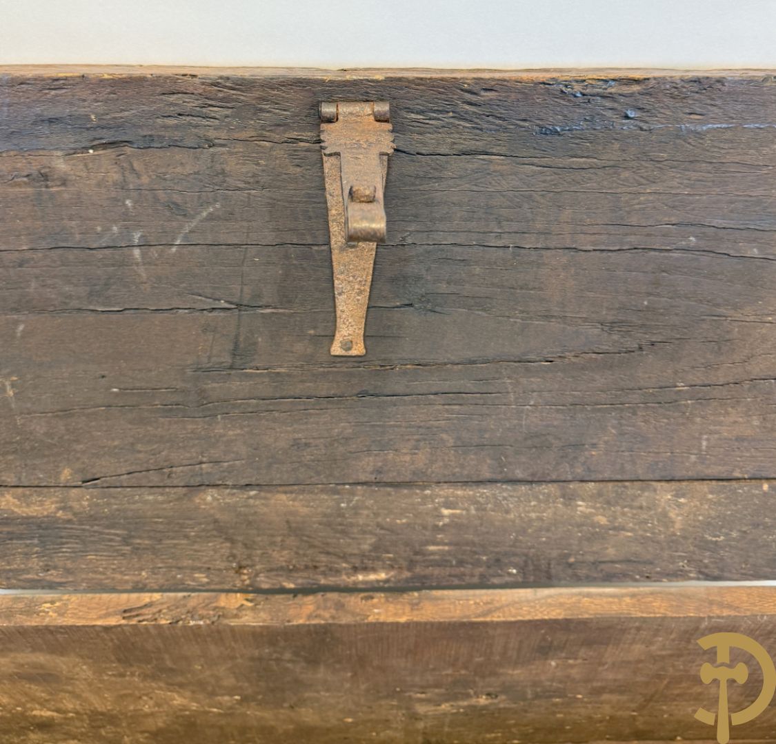 Spaanse rustieke koffer met ijzersmeedwerk en gotische ornamenten