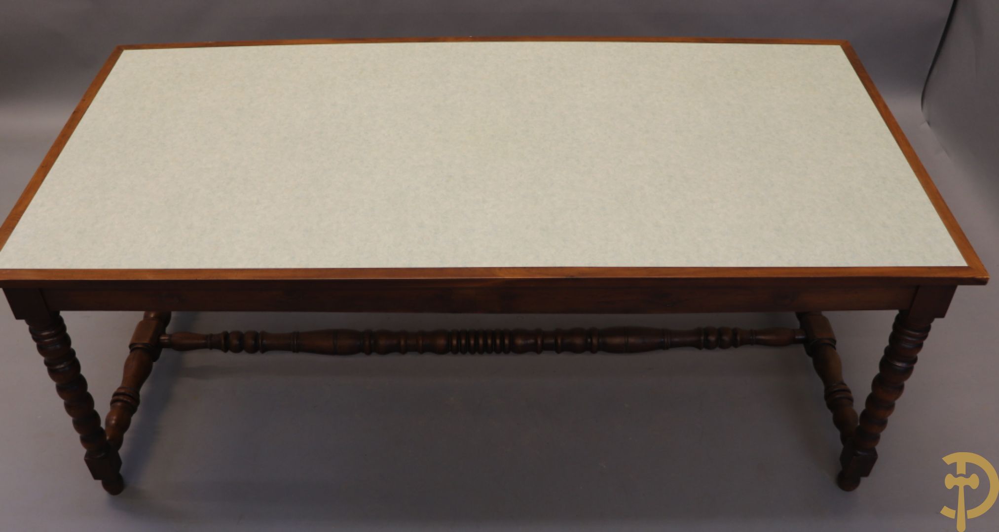 Landelijke tafel op ballusterpoten met vernieuwd blad in formica