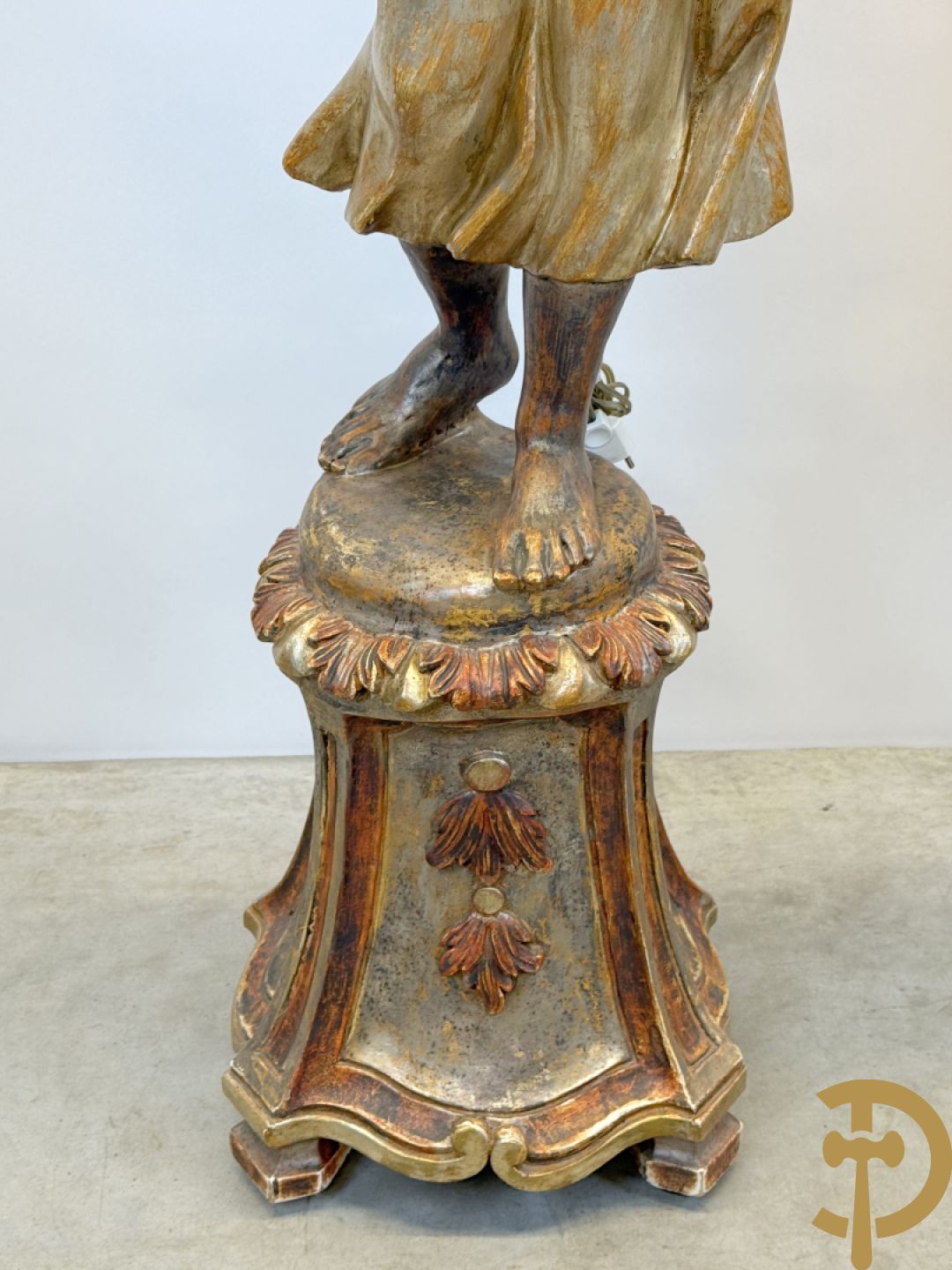 Paar gepolychromeerde dames op sokkel, bekroond met achtarmige kandelaar met lichtpunten en bellen, Italiaans, jaren 