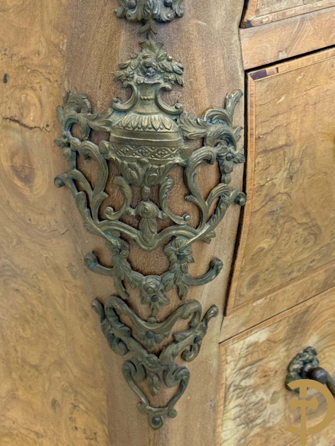 Wortelnotehouten drieladencommode met bronsbeslag van mazarinkoppen en accanthusranken, bovenaan met rood geaderd marmeren blad