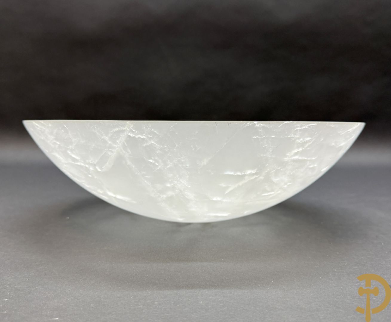 Wolf Helmut (getekend onderaan) Gepolierde schaal/bowl van wit geaderd bergkristal met rechte rand onder getekend WOLF H. (Steinbildhauer, Edelsteingestalter, aus Kirschweiler, Idar-Oberstein),