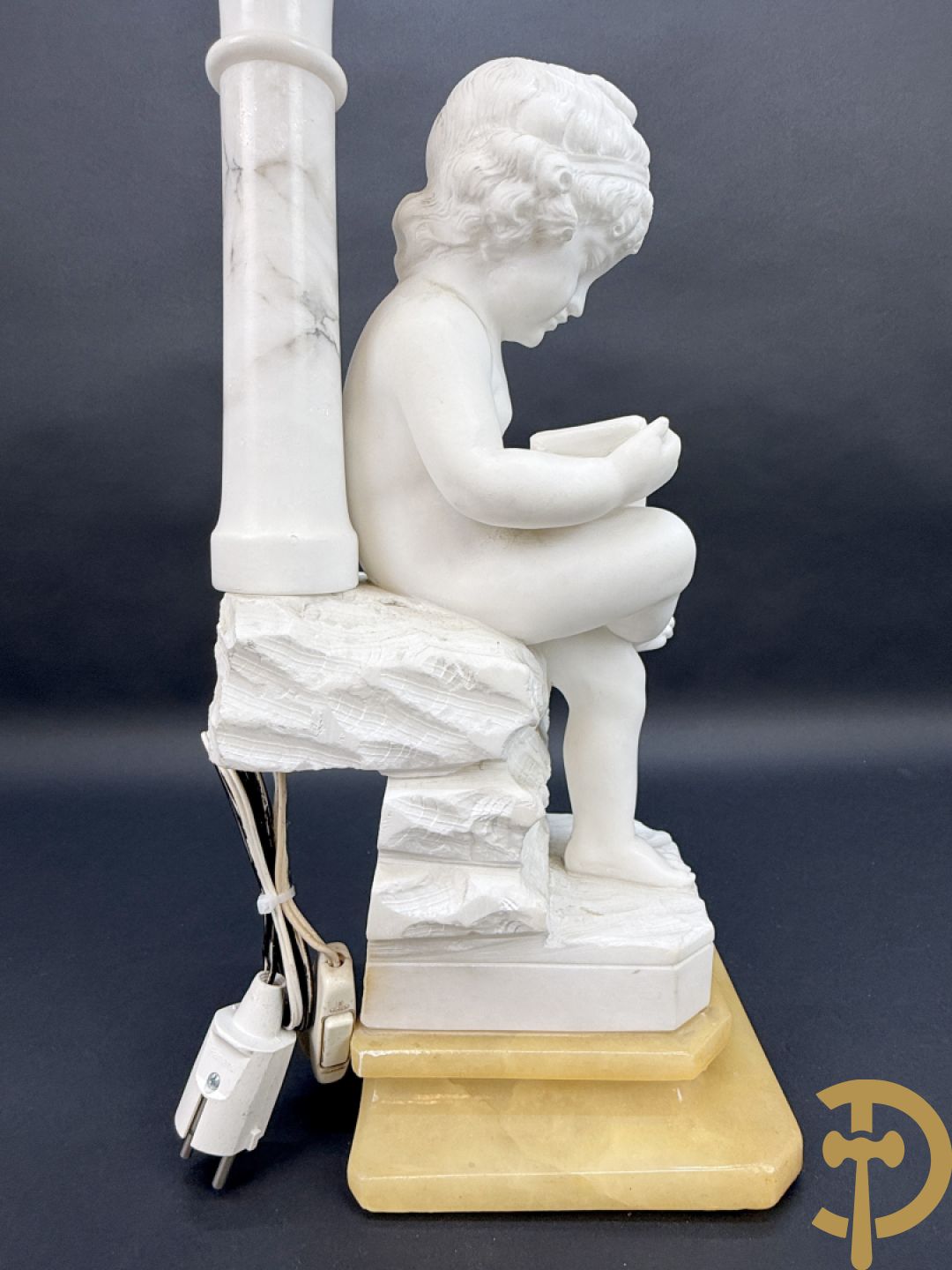 Albast beeld van jongen met boek en lamp