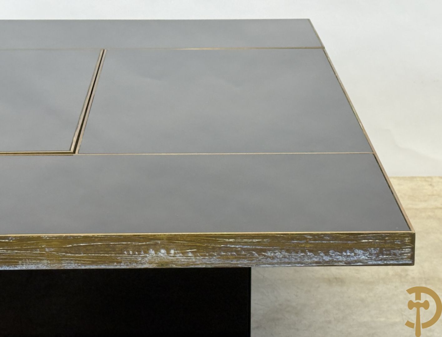 Vintage zwarte salontafel Belgo Chrom met koperomranding en open schuifbare middenpartij - centraal met bar