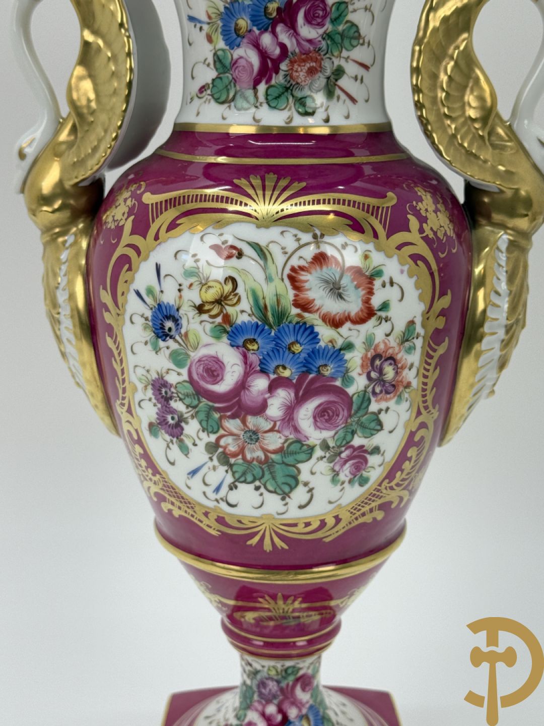 Handbeschilderde porseleinen siervaas met bloemenbeschildering en sfinxen + paar porseleinen cachepots met bloemendecor + 3 porseleinen  kopjes en schoteltjes