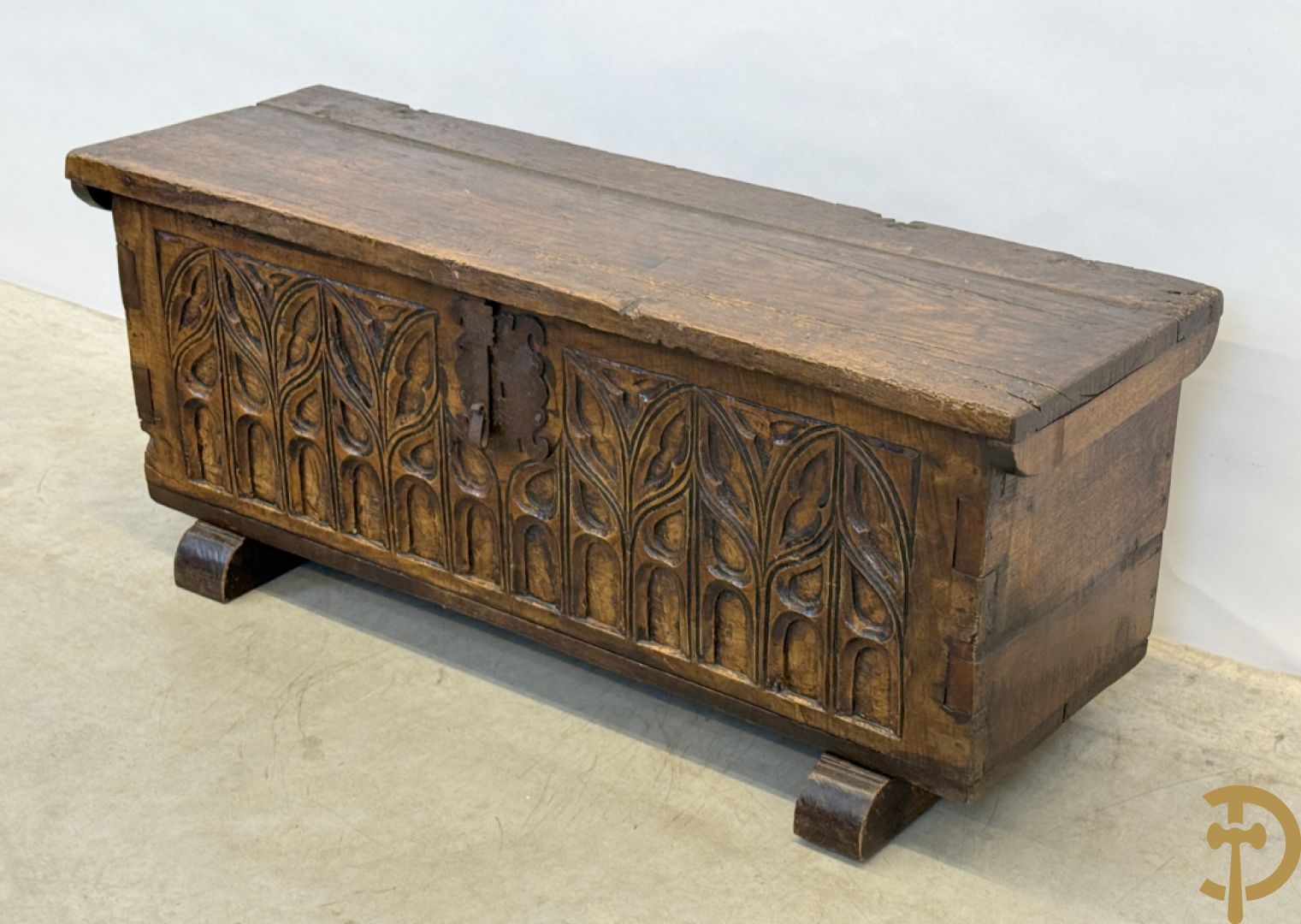 Spaanse rustieke koffer met ijzersmeedwerk en gotische ornamenten