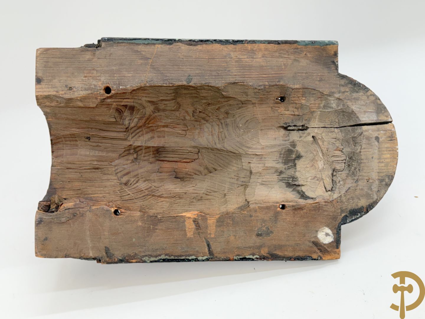 Paar muurhoeksteunen van hout met gesculpteerde hoofden man en vrouw