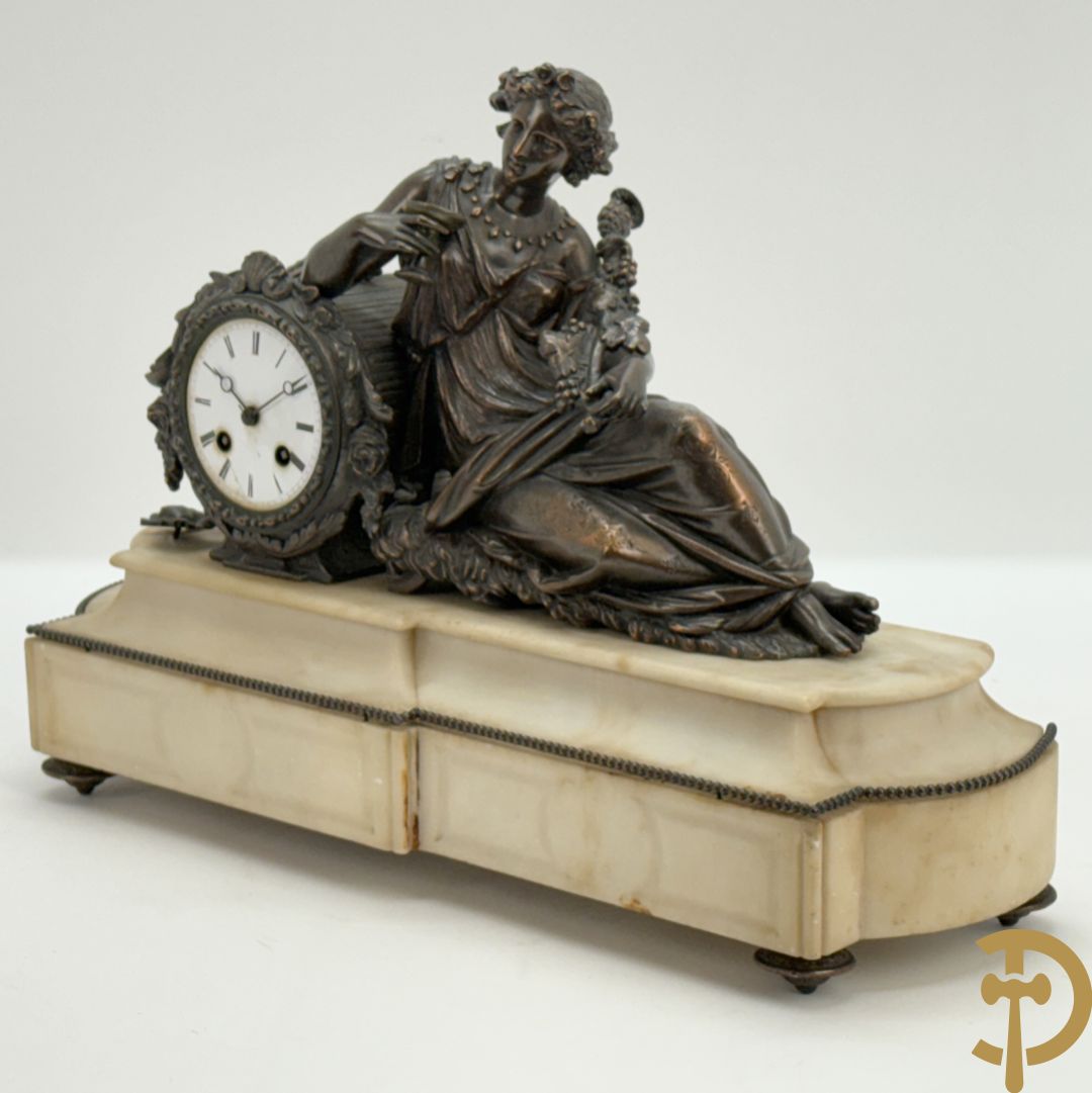 Kunstbronzen pendule liggende dame met beker op marmeren sokkel