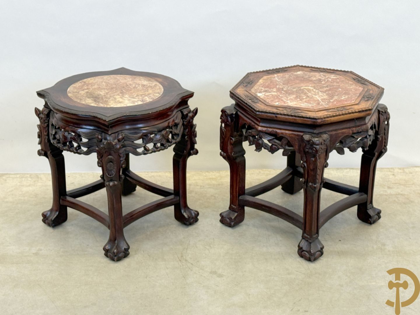 Achthoekige en afgeronde Chinese sokkel met sculptuur